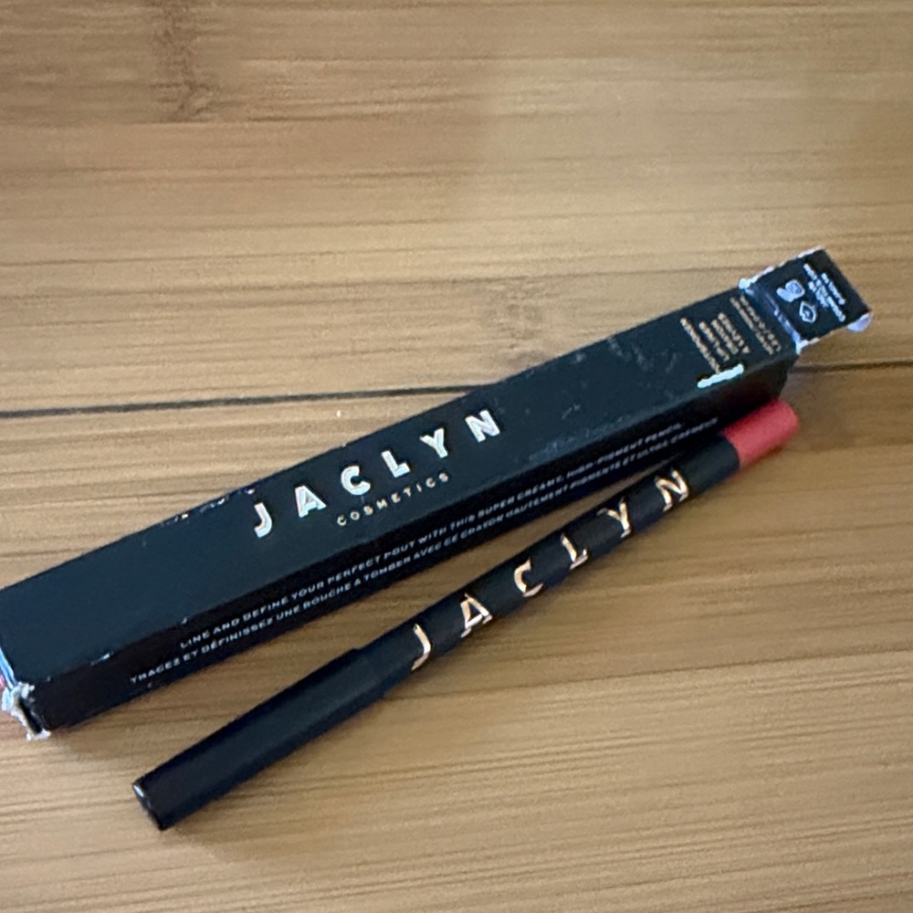 Comin' In Hot tomato red Lip Liner by Jaclyn Cosmetics new with tags